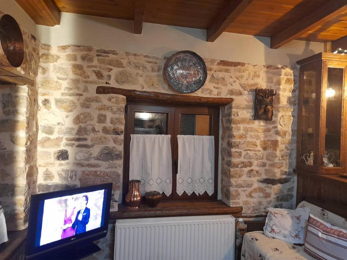 Το Πέτρινο Της Γιαγιάς Μαρίκας Apartman Karpeníszi Kültér fotó