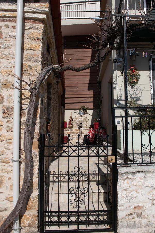 Το Πέτρινο Της Γιαγιάς Μαρίκας Apartman Karpeníszi Kültér fotó