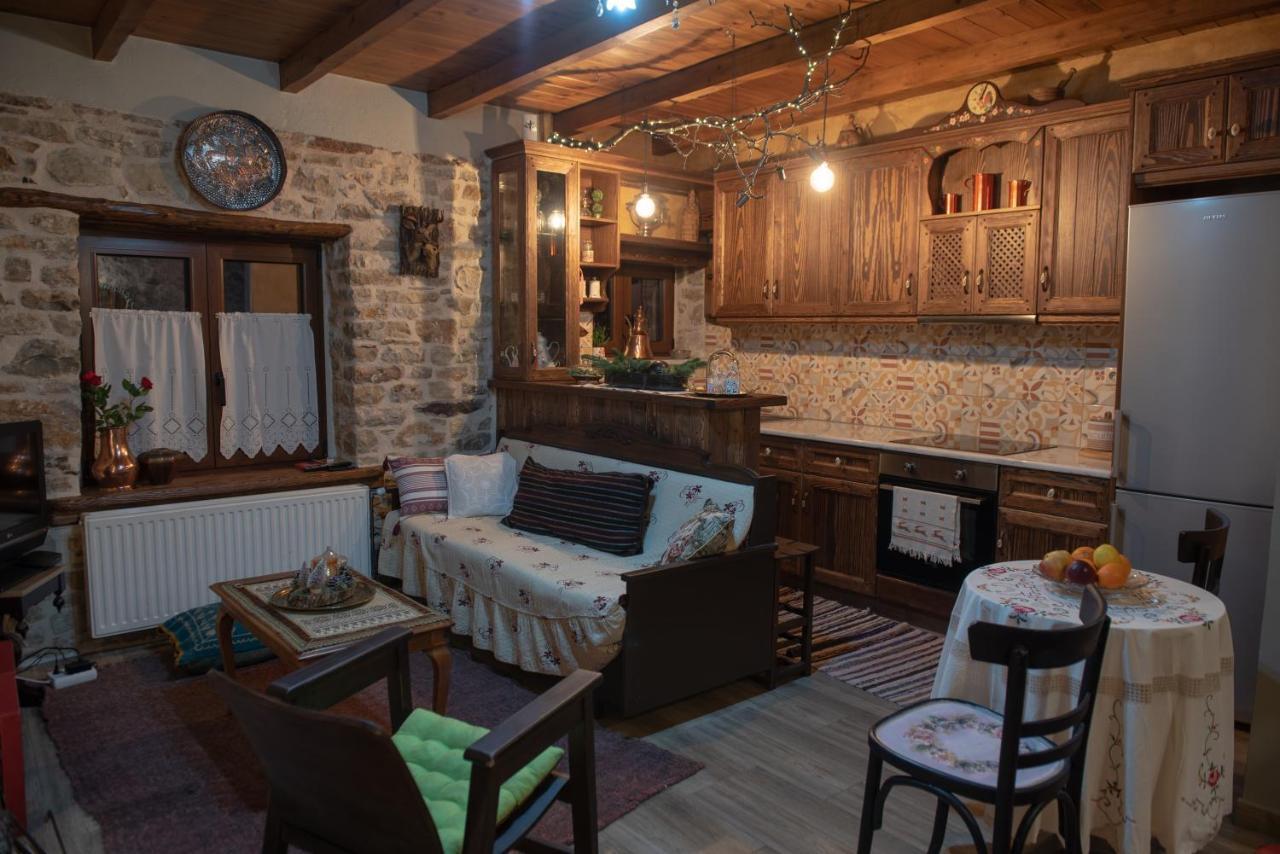 Το Πέτρινο Της Γιαγιάς Μαρίκας Apartman Karpeníszi Kültér fotó