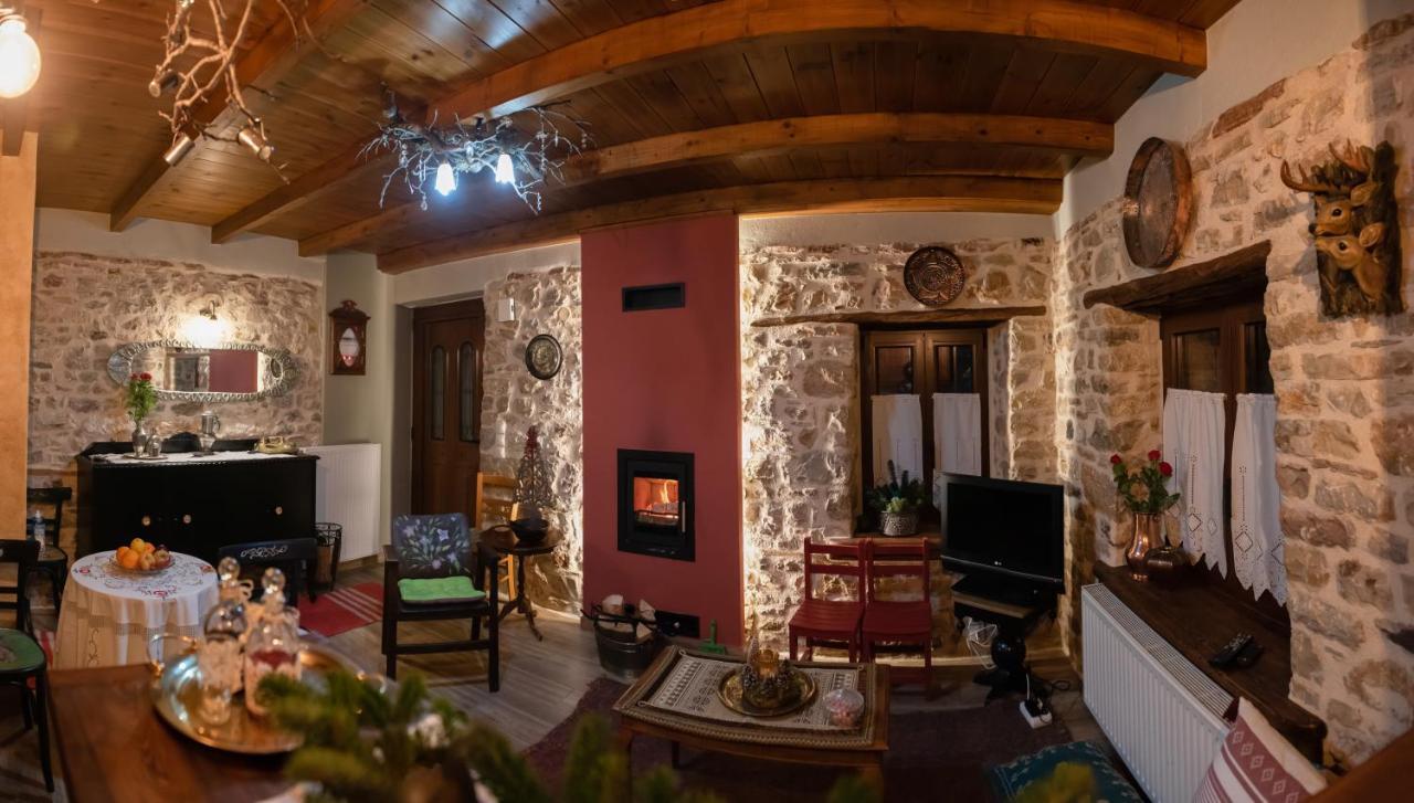 Το Πέτρινο Της Γιαγιάς Μαρίκας Apartman Karpeníszi Kültér fotó