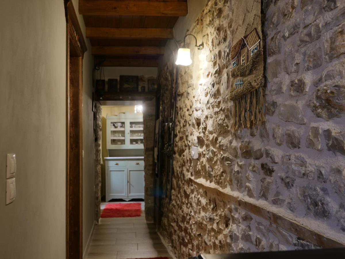 Το Πέτρινο Της Γιαγιάς Μαρίκας Apartman Karpeníszi Kültér fotó