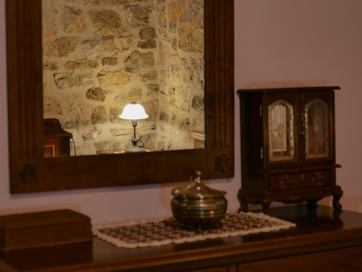 Το Πέτρινο Της Γιαγιάς Μαρίκας Apartman Karpeníszi Kültér fotó