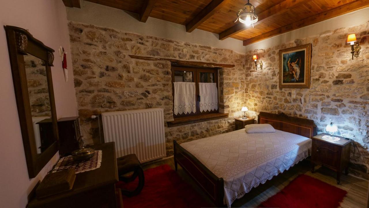 Το Πέτρινο Της Γιαγιάς Μαρίκας Apartman Karpeníszi Kültér fotó