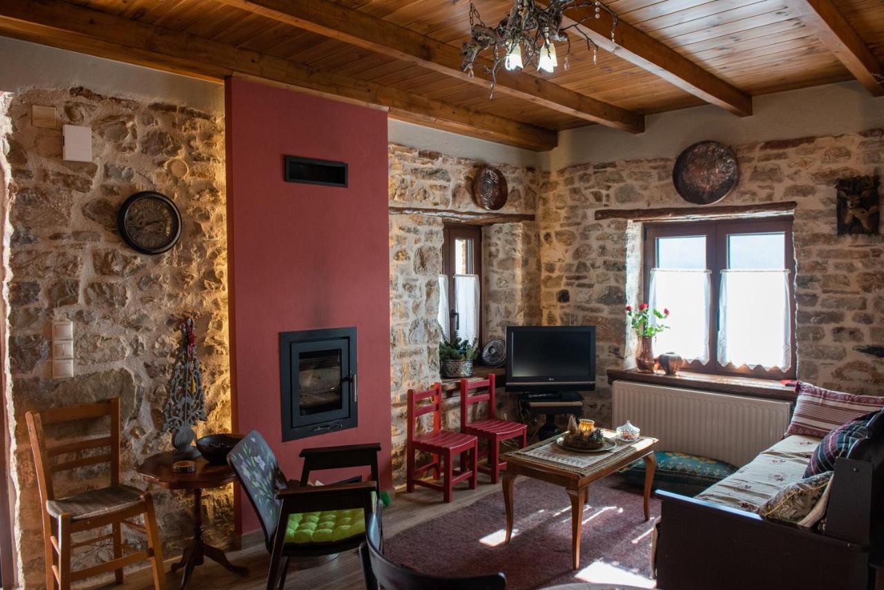 Το Πέτρινο Της Γιαγιάς Μαρίκας Apartman Karpeníszi Kültér fotó