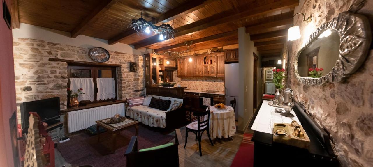 Το Πέτρινο Της Γιαγιάς Μαρίκας Apartman Karpeníszi Kültér fotó